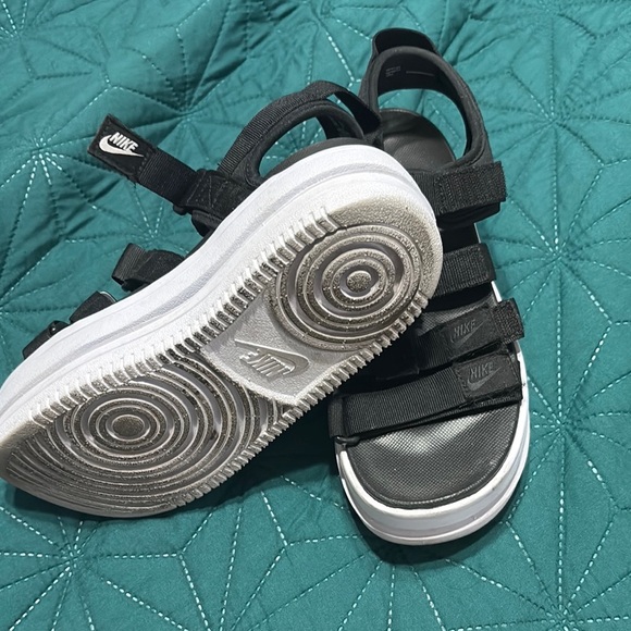 Nike women’s Black Strap Sandals - Picture 2 of 4